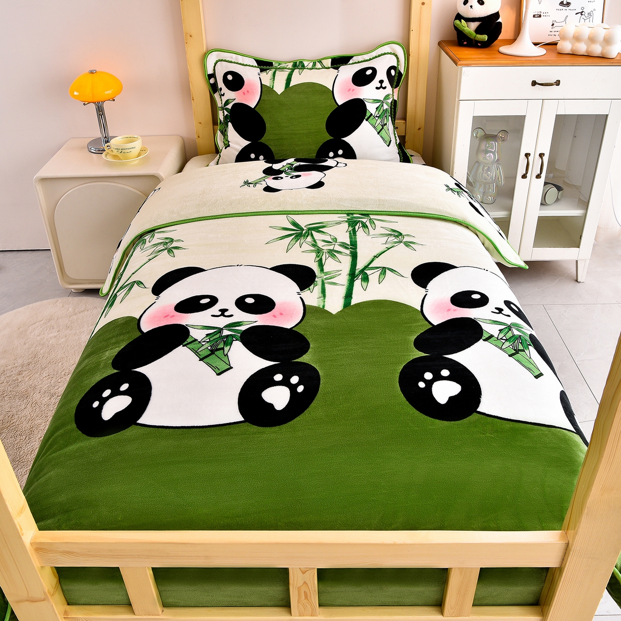 91家纺网 家纺一手货源 找家纺 博兰蒂 2025新款床裙款高克重牛奶绒印花学生三件套 熊猫-绿