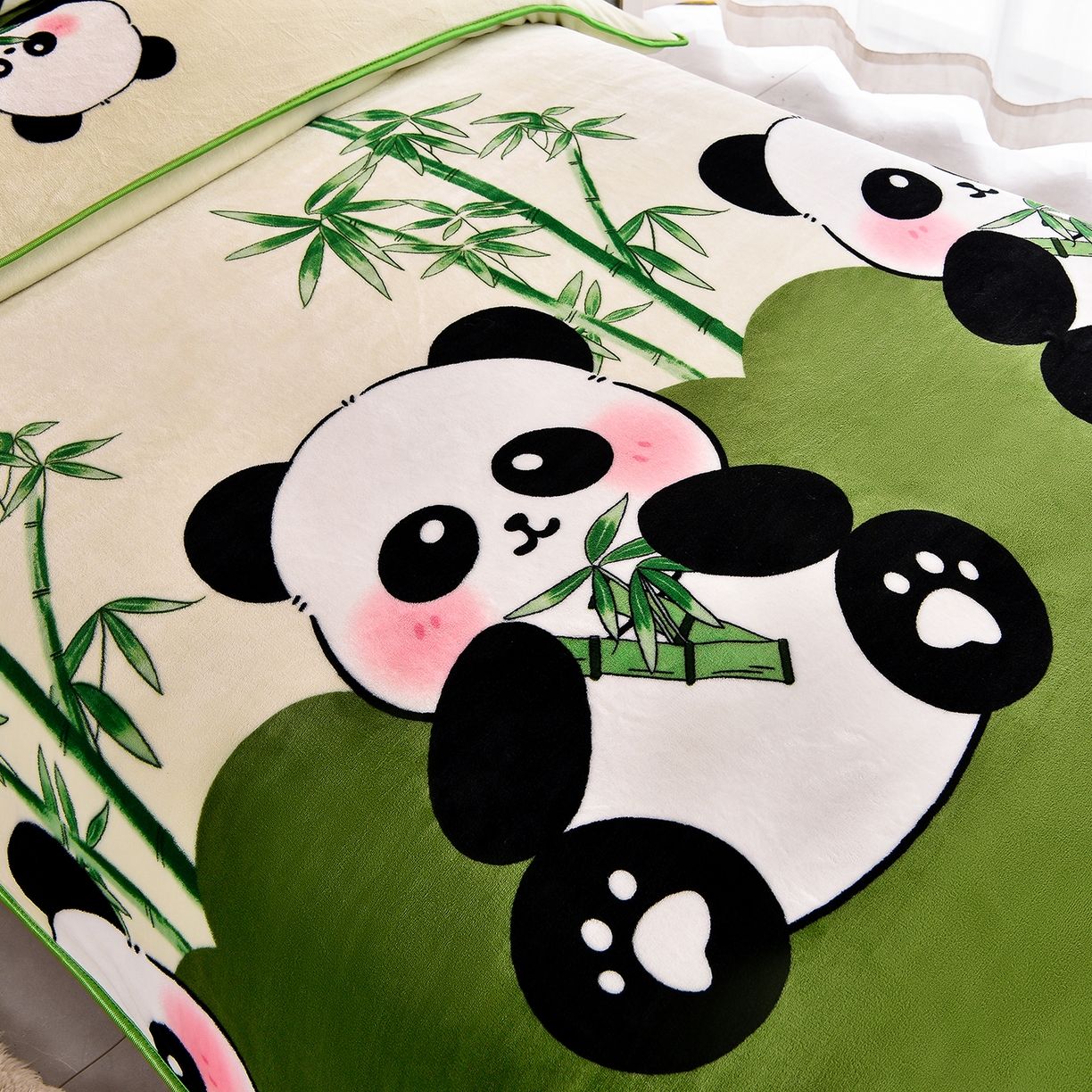 91家纺网 家纺一手货源 找家纺 博兰蒂 2025新款床裙款高克重牛奶绒印花学生三件套 熊猫-绿