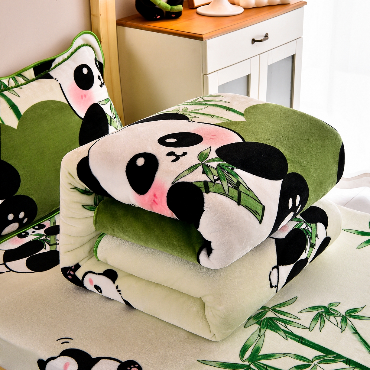 91家纺网 家纺一手货源 找家纺 博兰蒂 2025新款床裙款高克重牛奶绒印花学生三件套 熊猫-绿