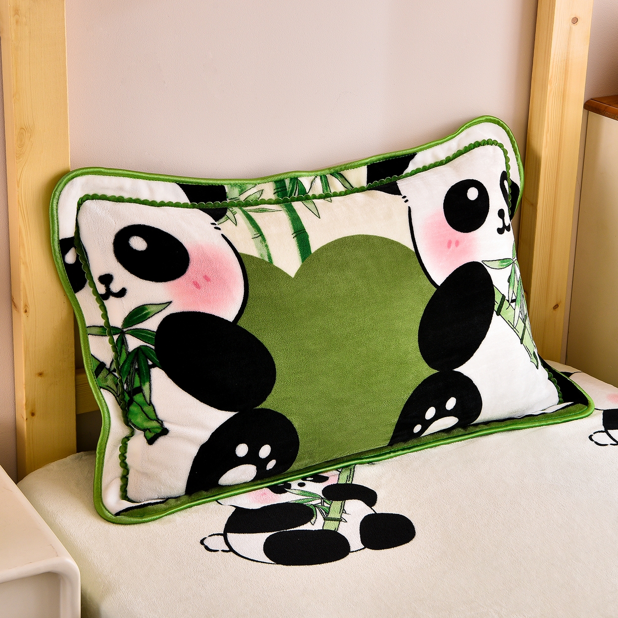 91家纺网 家纺一手货源 找家纺 博兰蒂 2025新款床裙款高克重牛奶绒印花学生三件套 熊猫-绿