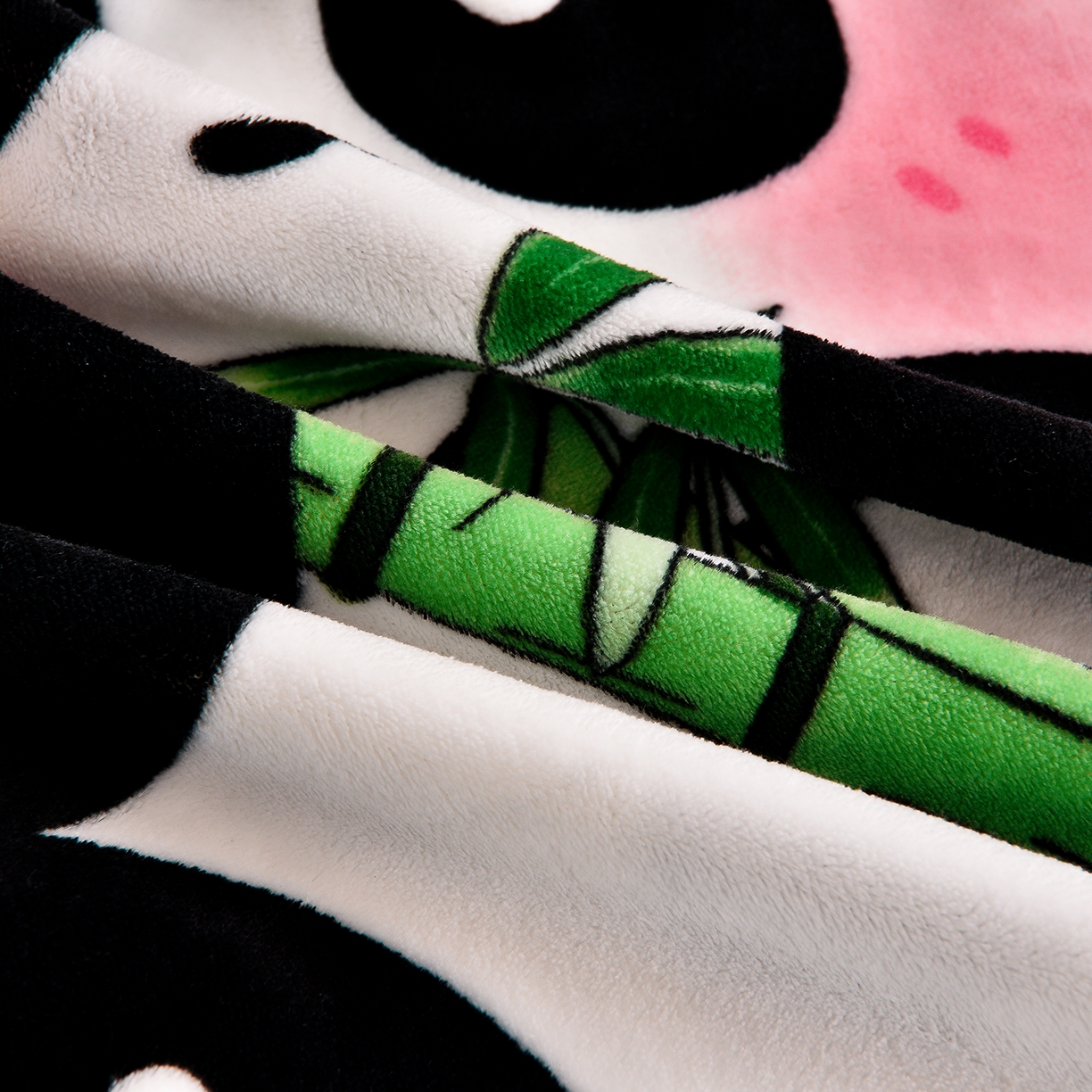 91家纺网 家纺一手货源 找家纺 博兰蒂 2025新款床裙款高克重牛奶绒印花学生三件套 熊猫-绿