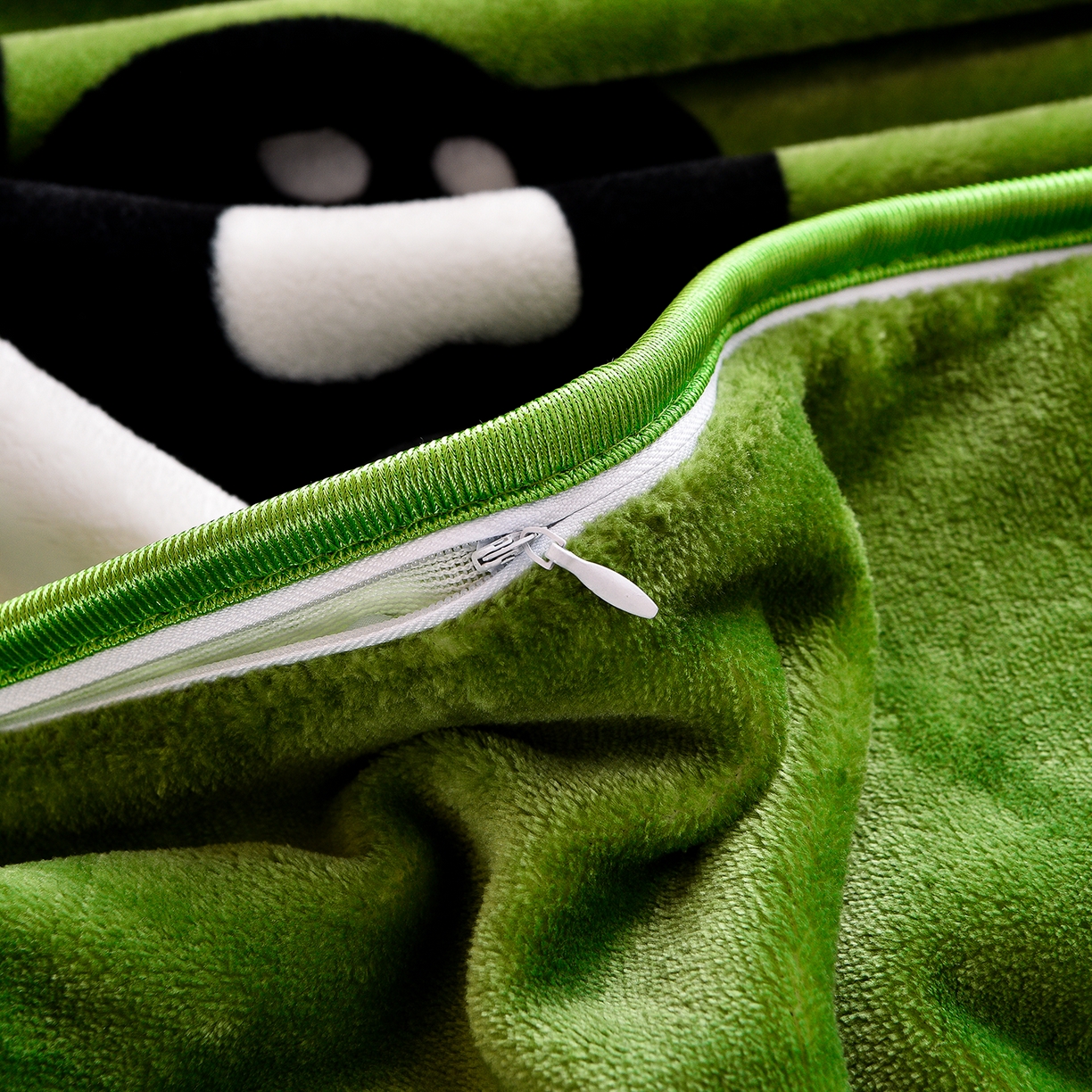 91家纺网 家纺一手货源 找家纺 博兰蒂 2025新款床裙款高克重牛奶绒印花学生三件套 熊猫-绿