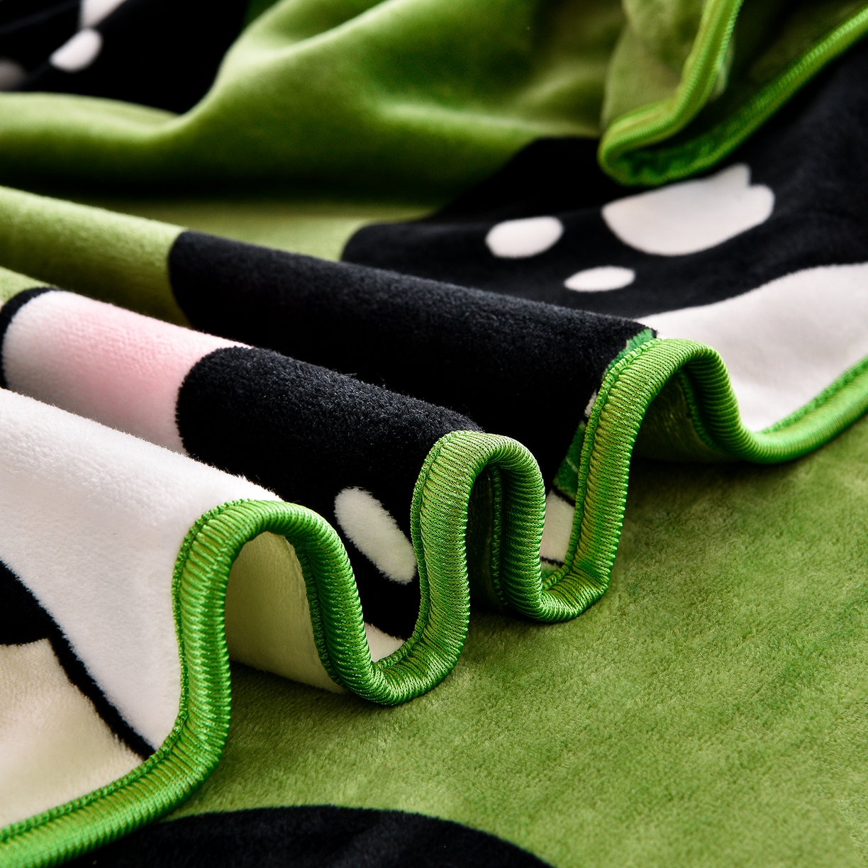 91家纺网 家纺一手货源 找家纺 博兰蒂 2025新款床裙款高克重牛奶绒印花学生三件套 熊猫-绿