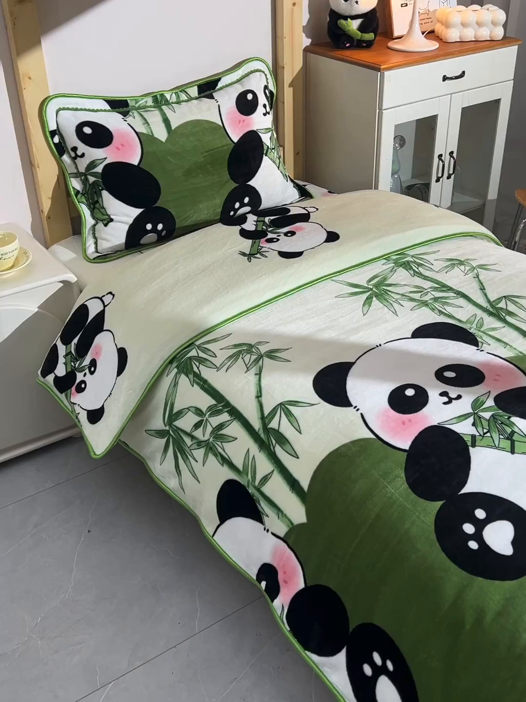 91家纺网 家纺一手货源 找家纺 博兰蒂 2025新款床裙款高克重牛奶绒印花学生三件套 熊猫-绿