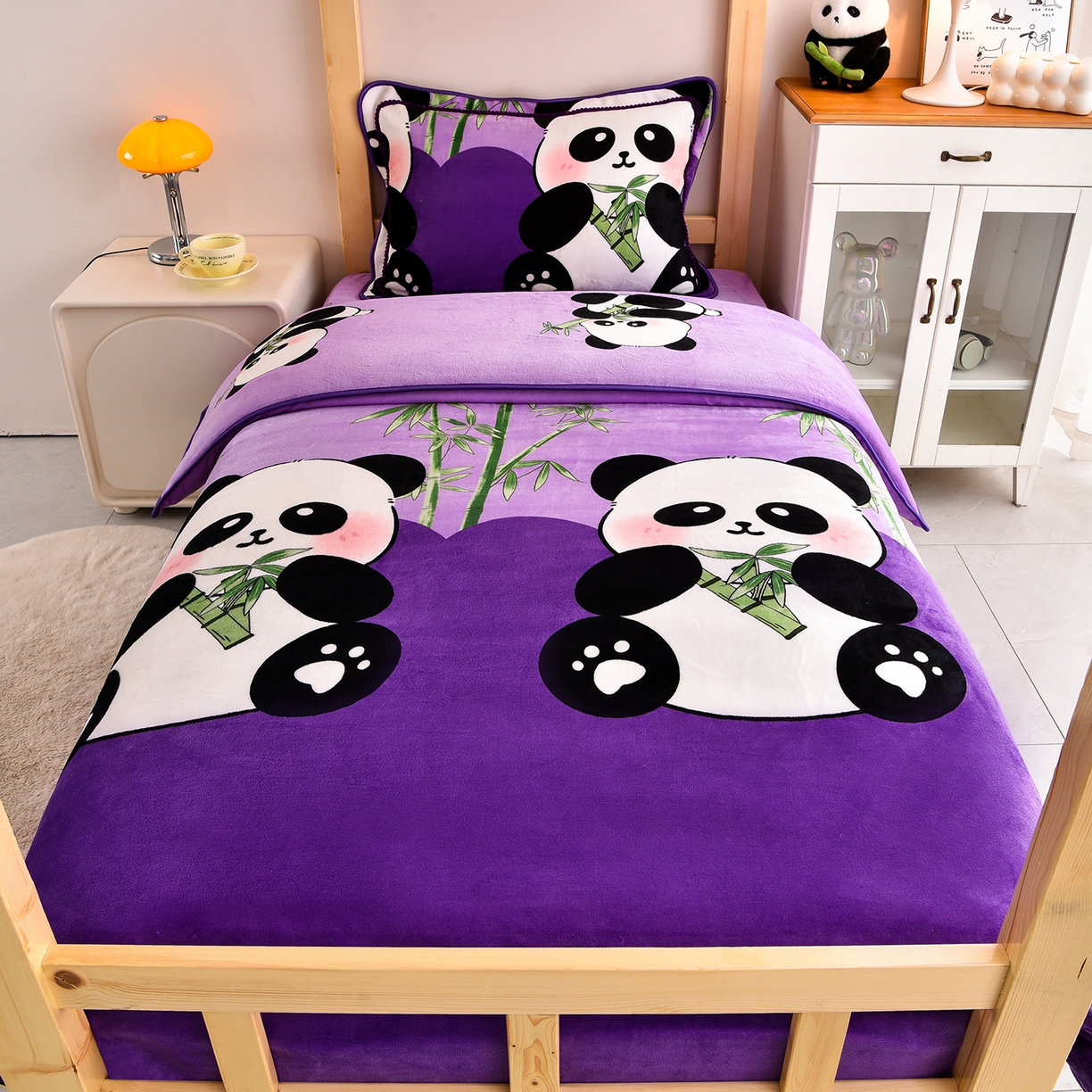 91家纺网 家纺一手货源 找家纺 博兰蒂 2025新款床裙款高克重牛奶绒印花学生三件套 熊猫-紫