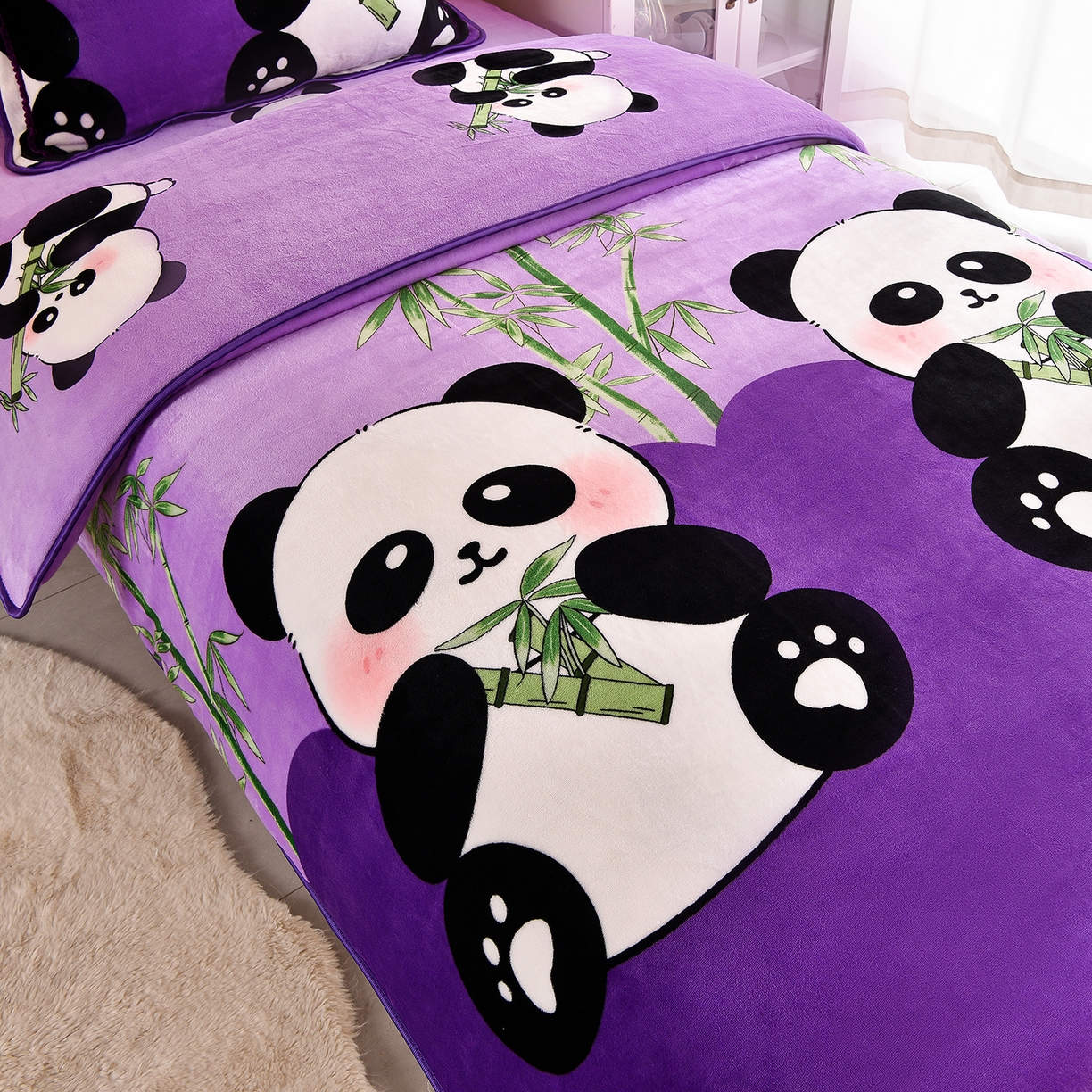 91家纺网 家纺一手货源 找家纺 博兰蒂 2025新款床裙款高克重牛奶绒印花学生三件套 熊猫-紫