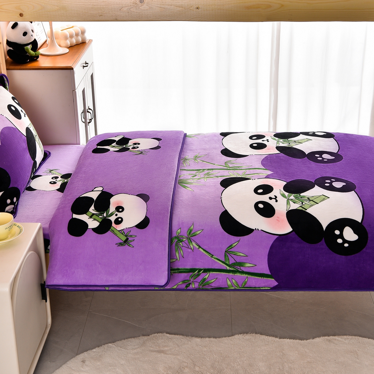 91家纺网 家纺一手货源 找家纺 博兰蒂 2025新款床裙款高克重牛奶绒印花学生三件套 熊猫-紫