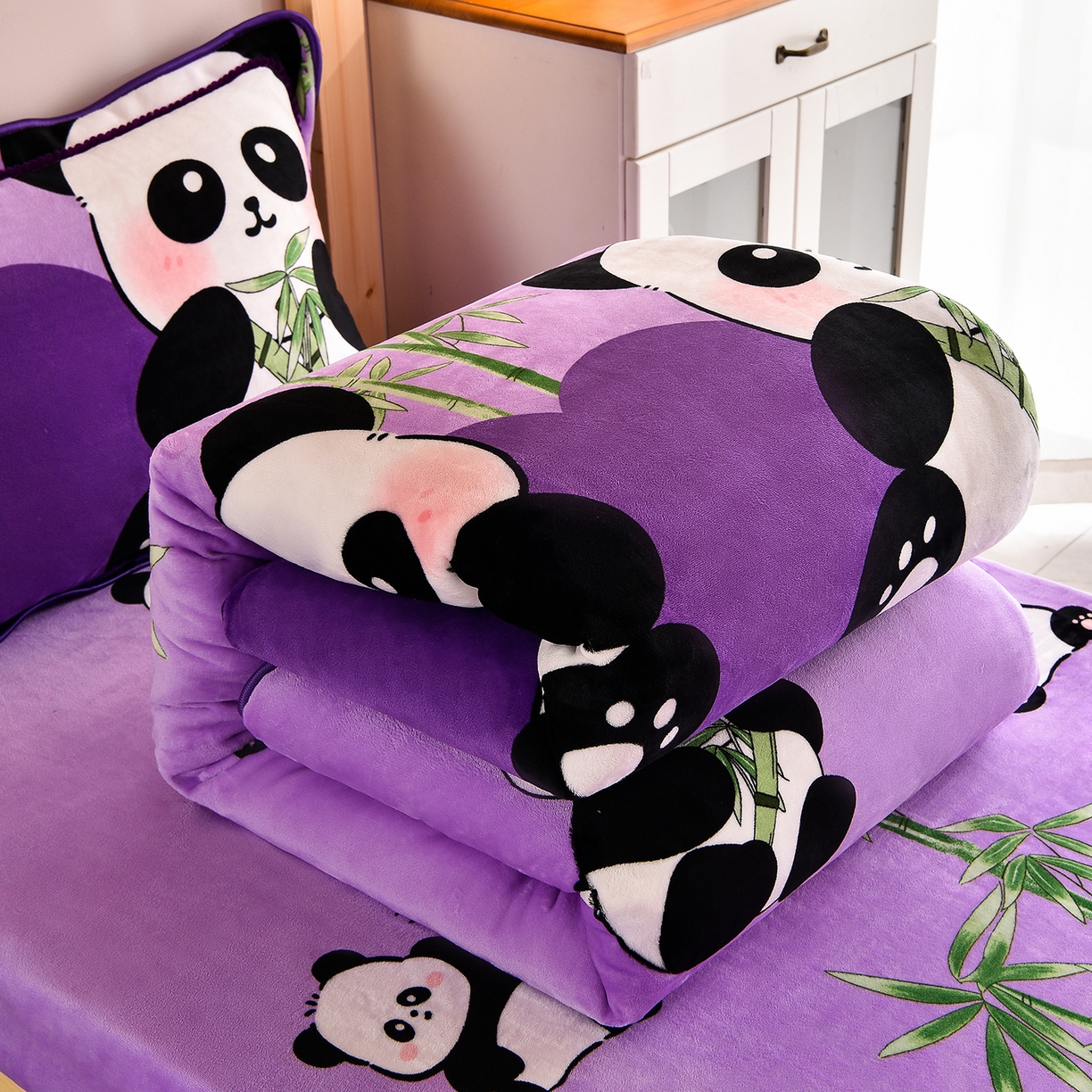 91家纺网 家纺一手货源 找家纺 博兰蒂 2025新款床裙款高克重牛奶绒印花学生三件套 熊猫-紫