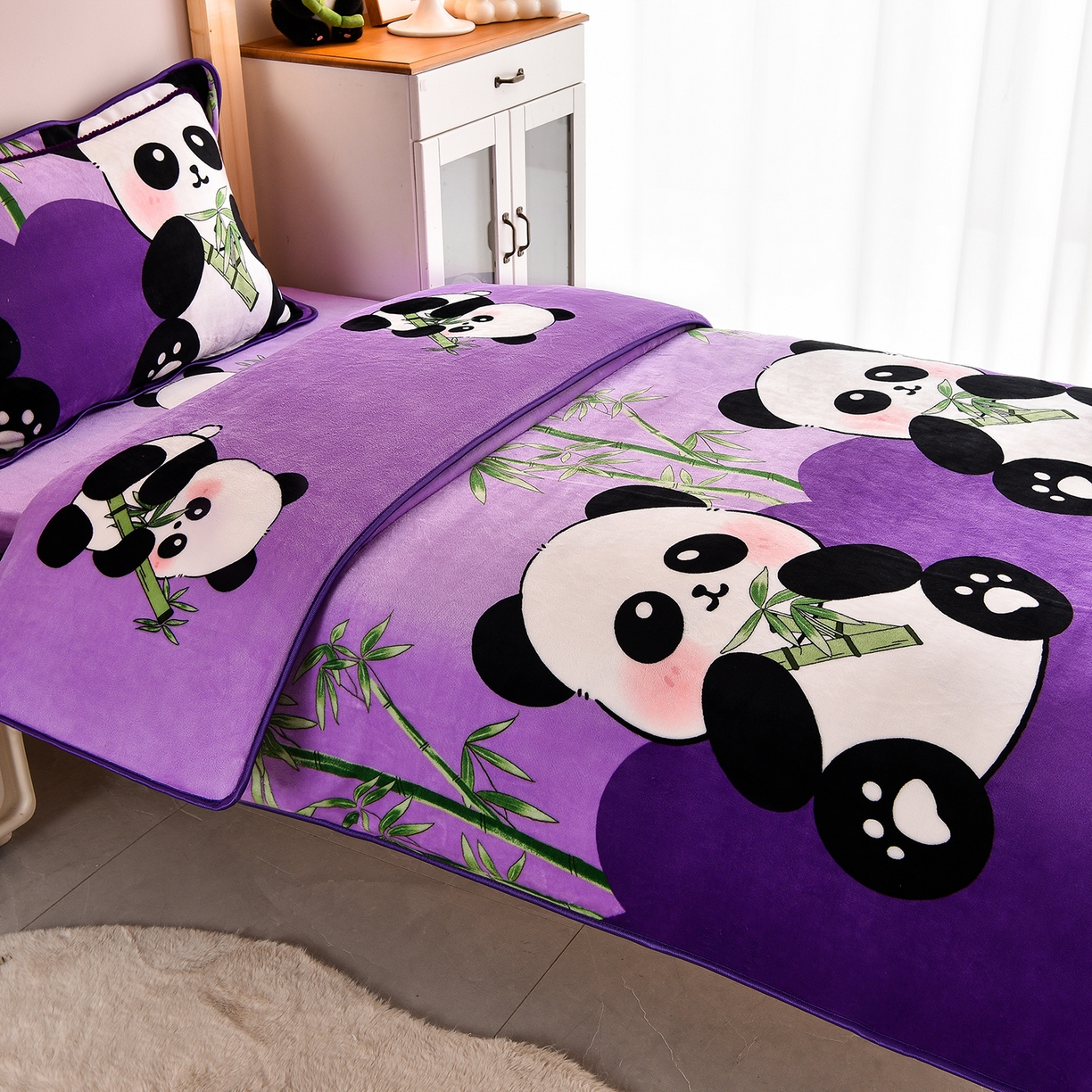 91家纺网 家纺一手货源 找家纺 博兰蒂 2025新款床裙款高克重牛奶绒印花学生三件套 熊猫-紫