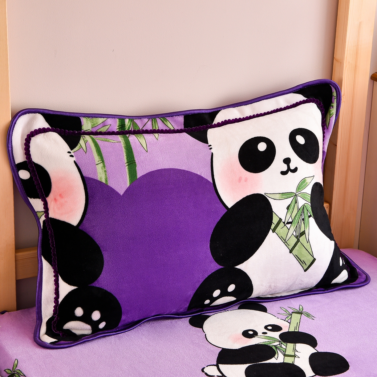 91家纺网 家纺一手货源 找家纺 博兰蒂 2025新款床裙款高克重牛奶绒印花学生三件套 熊猫-紫