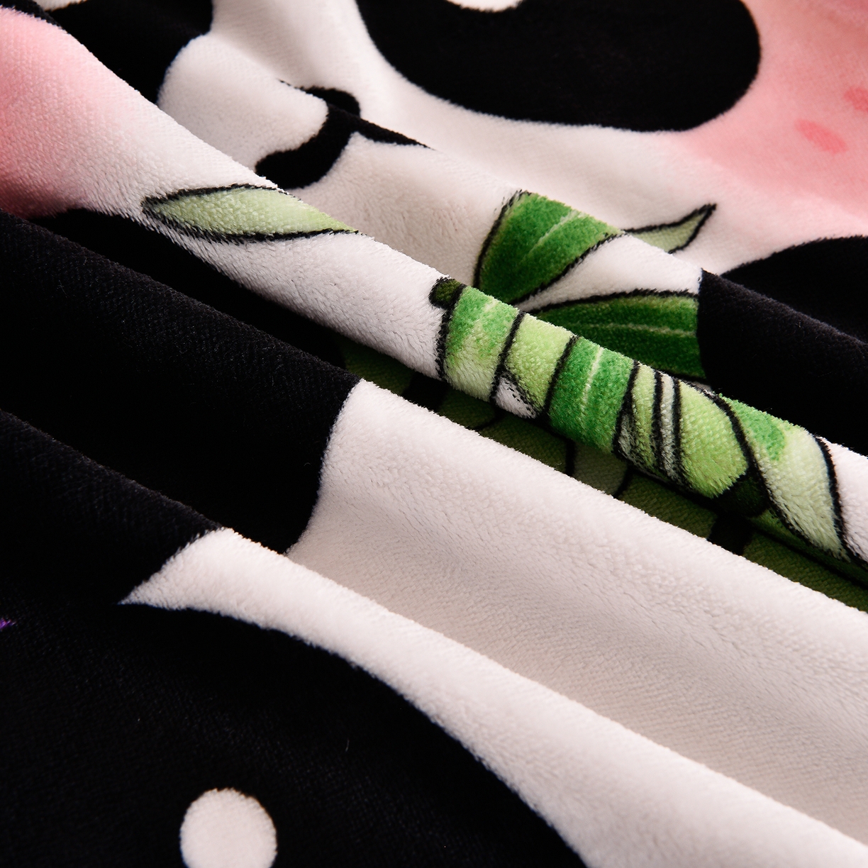 91家纺网 家纺一手货源 找家纺 博兰蒂 2025新款床裙款高克重牛奶绒印花学生三件套 熊猫-紫