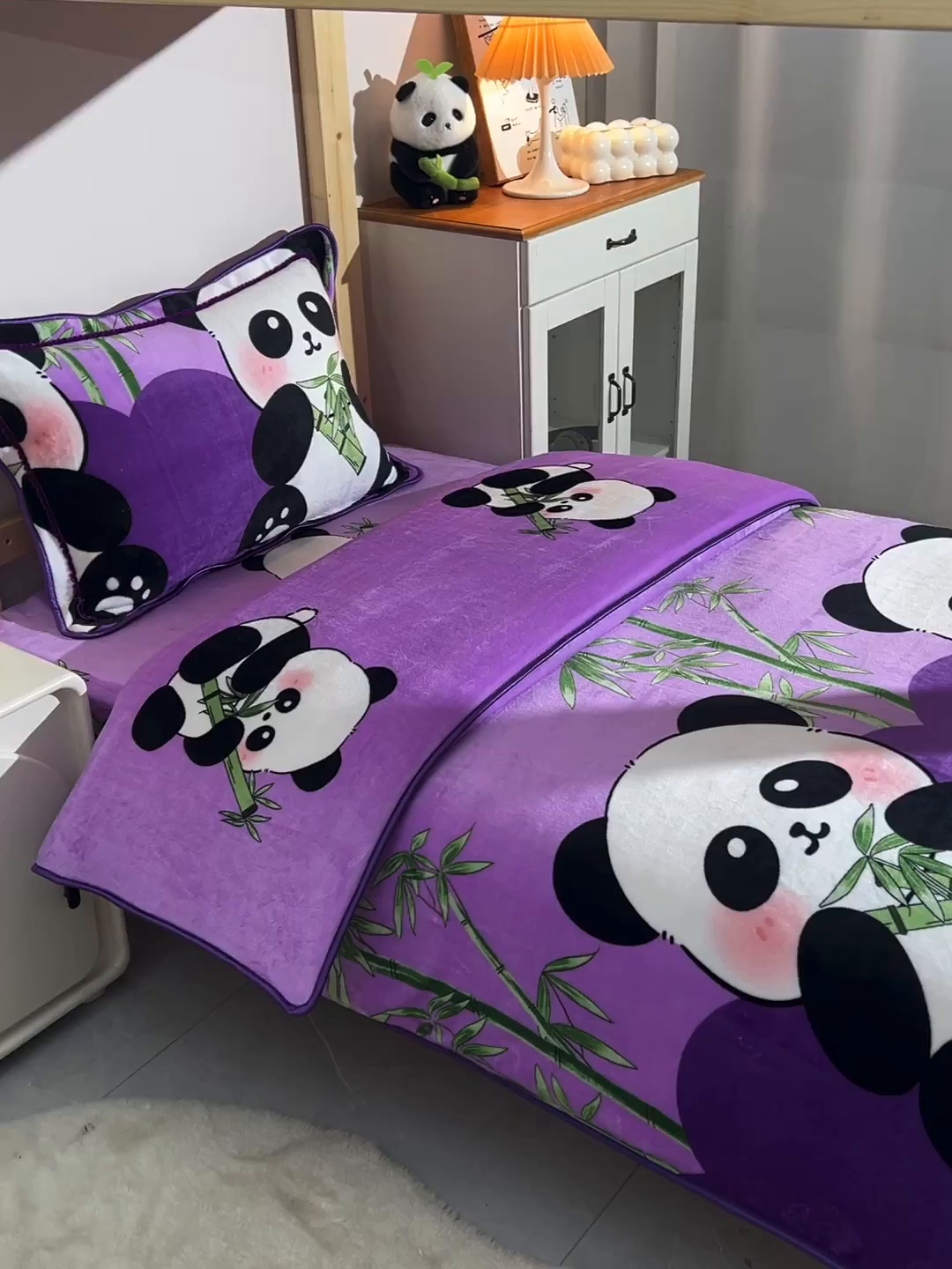 91家纺网 家纺一手货源 找家纺 博兰蒂 2025新款床裙款高克重牛奶绒印花学生三件套 熊猫-紫