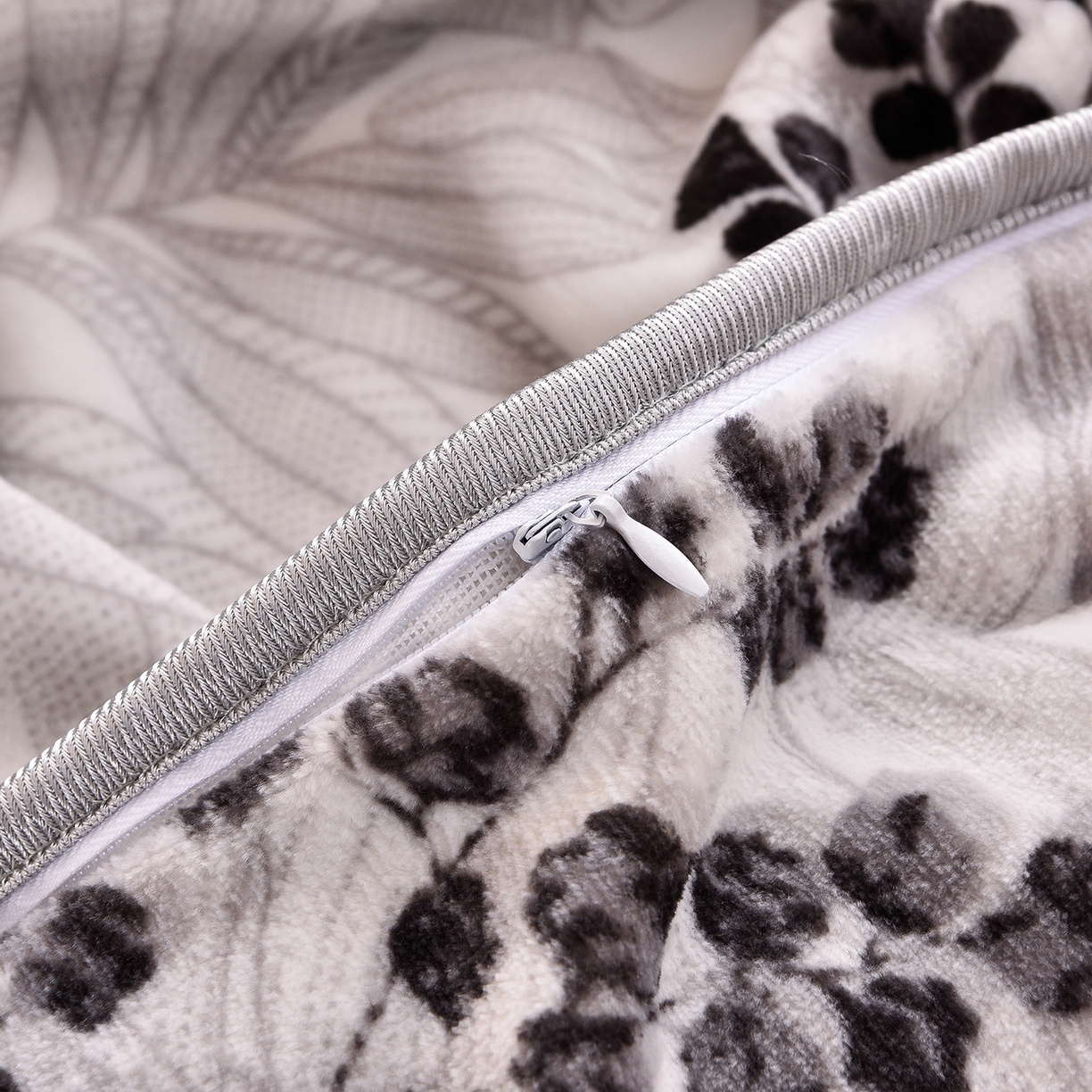 91家纺网 家纺一手货源 找家纺 博兰蒂 2025新款床裙款高克重牛奶绒印花学生三件套 叶语