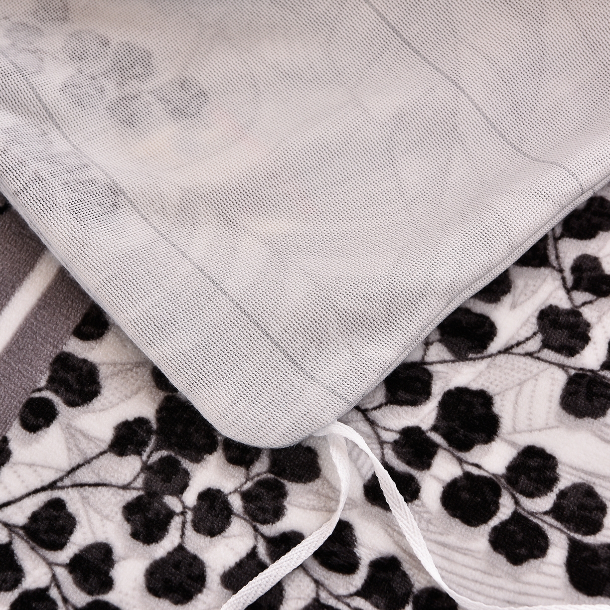 91家纺网 家纺一手货源 找家纺 博兰蒂 2025新款床裙款高克重牛奶绒印花学生三件套 叶语