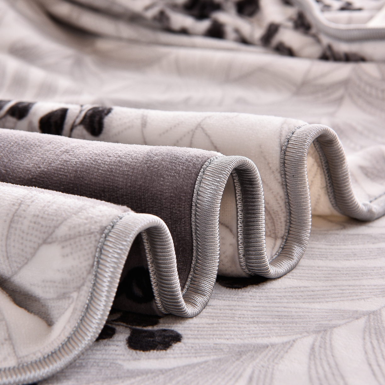 91家纺网 家纺一手货源 找家纺 博兰蒂 2025新款床裙款高克重牛奶绒印花学生三件套 叶语