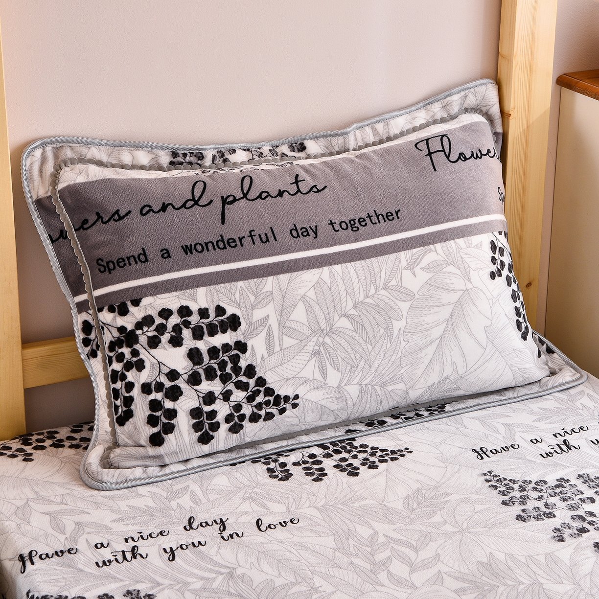 91家纺网 家纺一手货源 找家纺 博兰蒂 2025新款床裙款高克重牛奶绒印花学生三件套 叶语