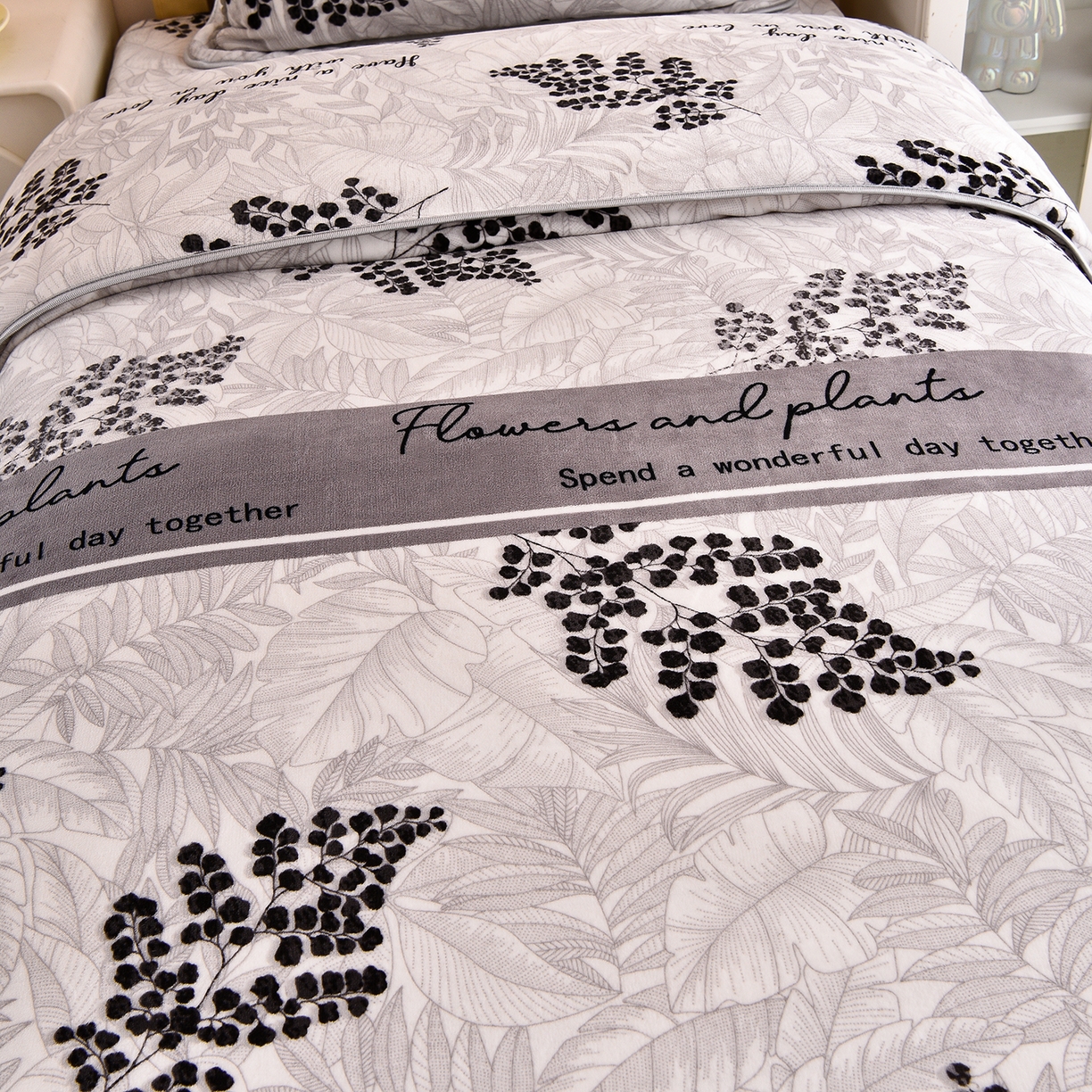 91家纺网 家纺一手货源 找家纺 博兰蒂 2025新款床裙款高克重牛奶绒印花学生三件套 叶语