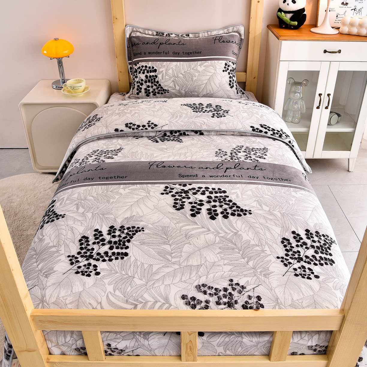 91家纺网 家纺一手货源 找家纺 博兰蒂 2025新款床裙款高克重牛奶绒印花学生三件套 叶语