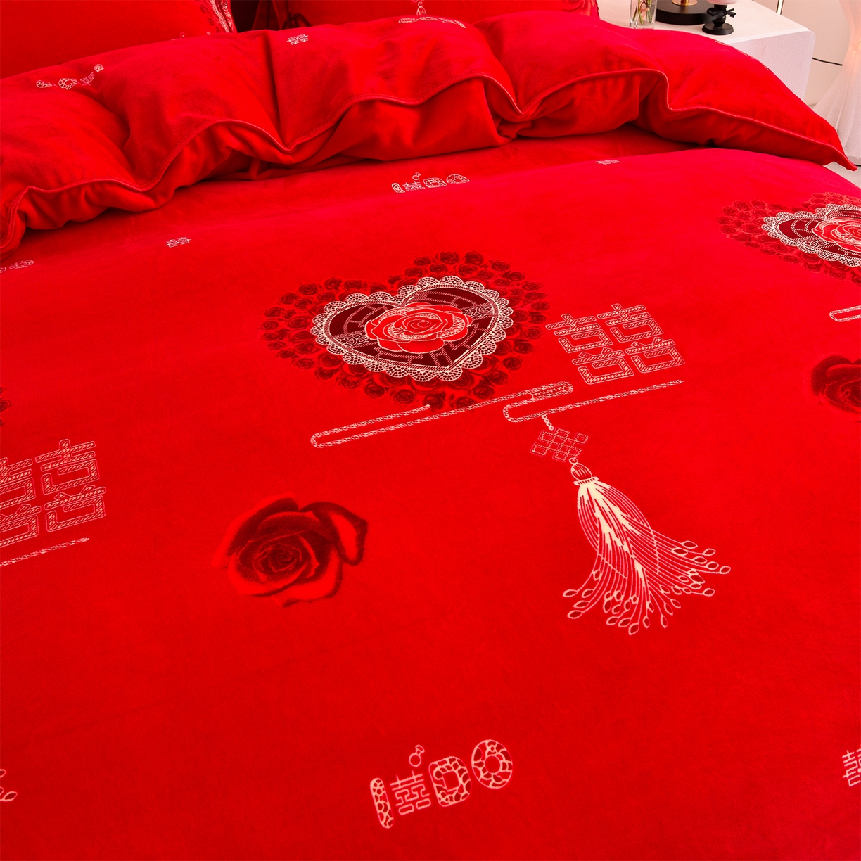 91家纺网 家纺一手货源 找家纺 博兰蒂 2025新款床裙款高克重牛奶绒印花单被套 喜结良缘