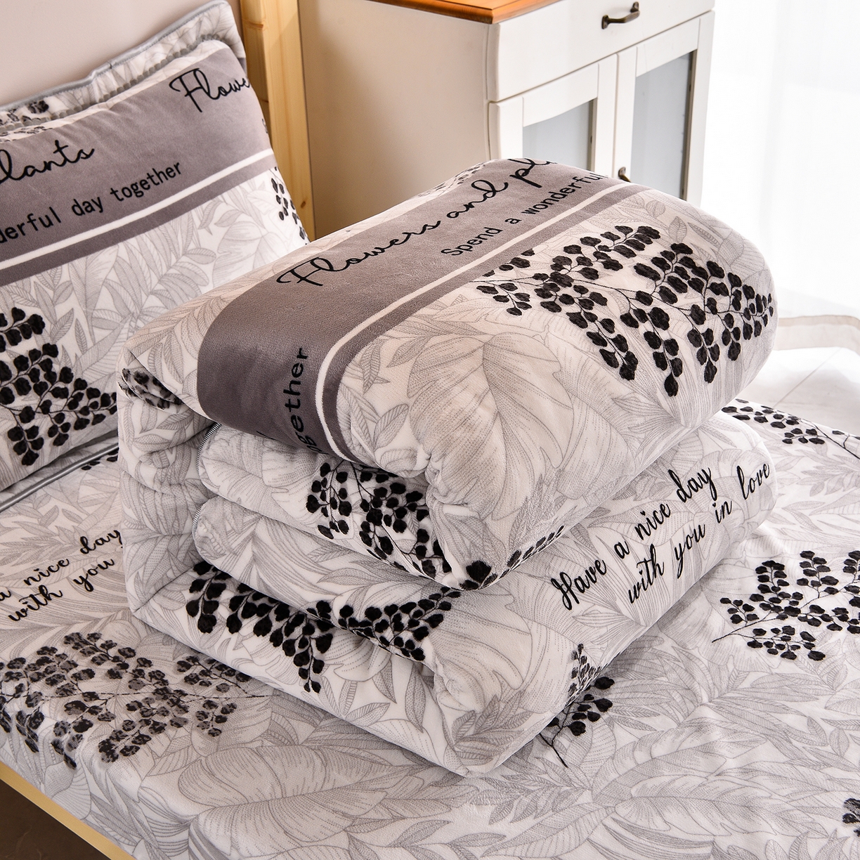 91家纺网 家纺一手货源 找家纺 博兰蒂 2025新款床裙款高克重牛奶绒印花学生三件套 叶语