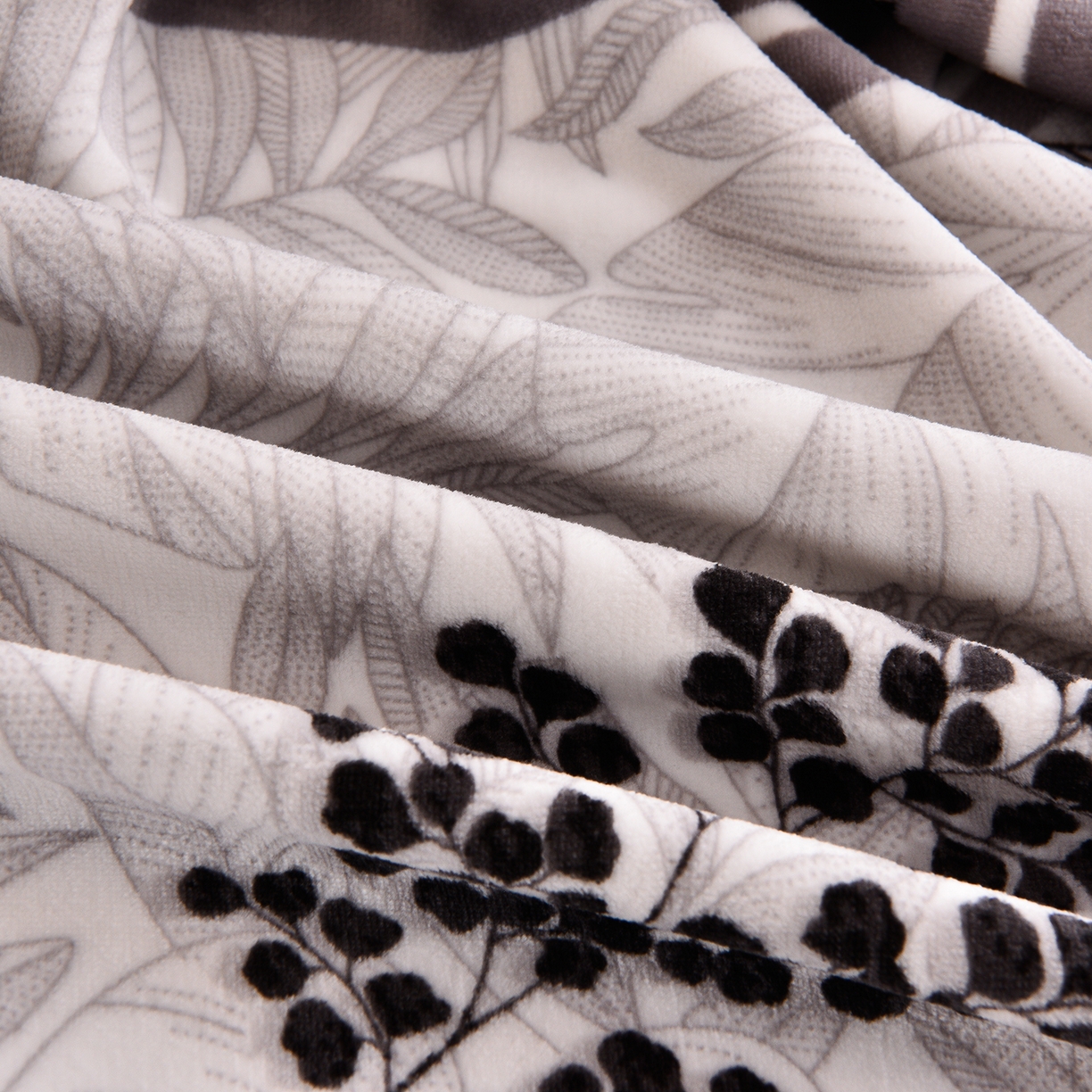 91家纺网 家纺一手货源 找家纺 博兰蒂 2025新款床裙款高克重牛奶绒印花学生三件套 叶语