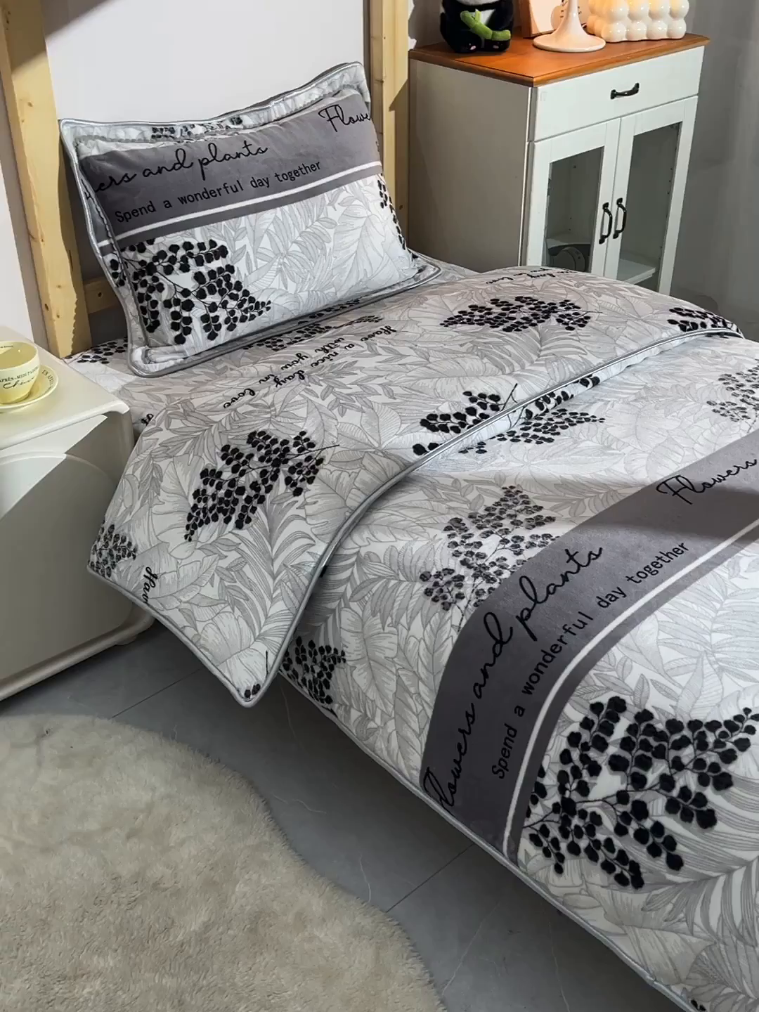 91家纺网 家纺一手货源 找家纺 博兰蒂 2025新款床裙款高克重牛奶绒印花学生三件套 叶语