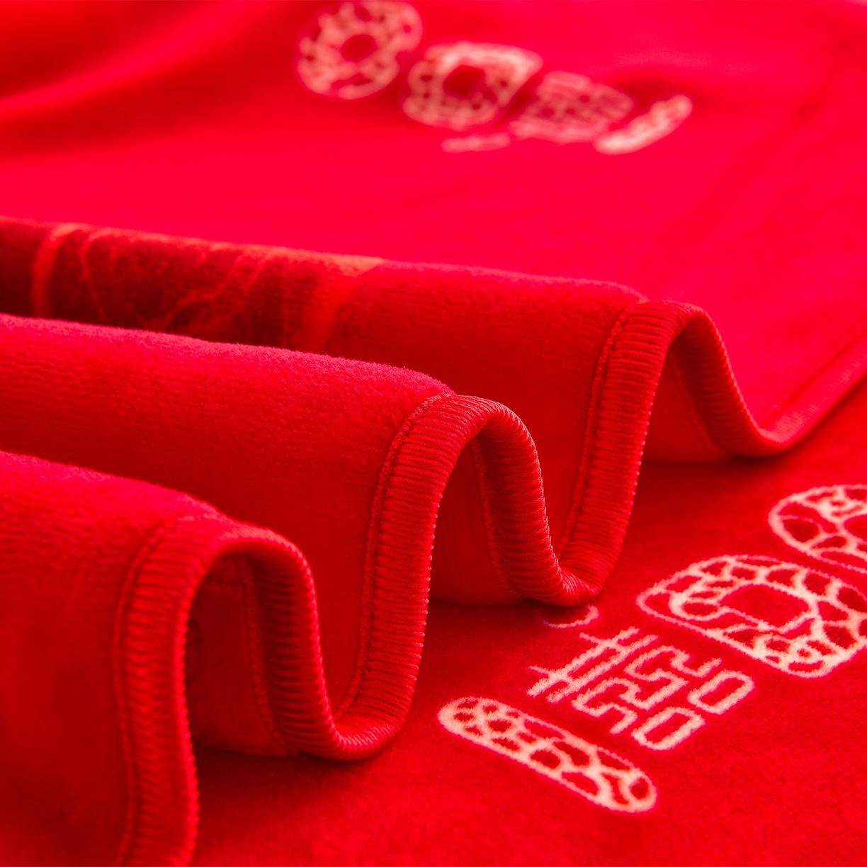 91家纺网 家纺一手货源 找家纺 博兰蒂 2025新款床裙款高克重牛奶绒印花单被套 喜结良缘