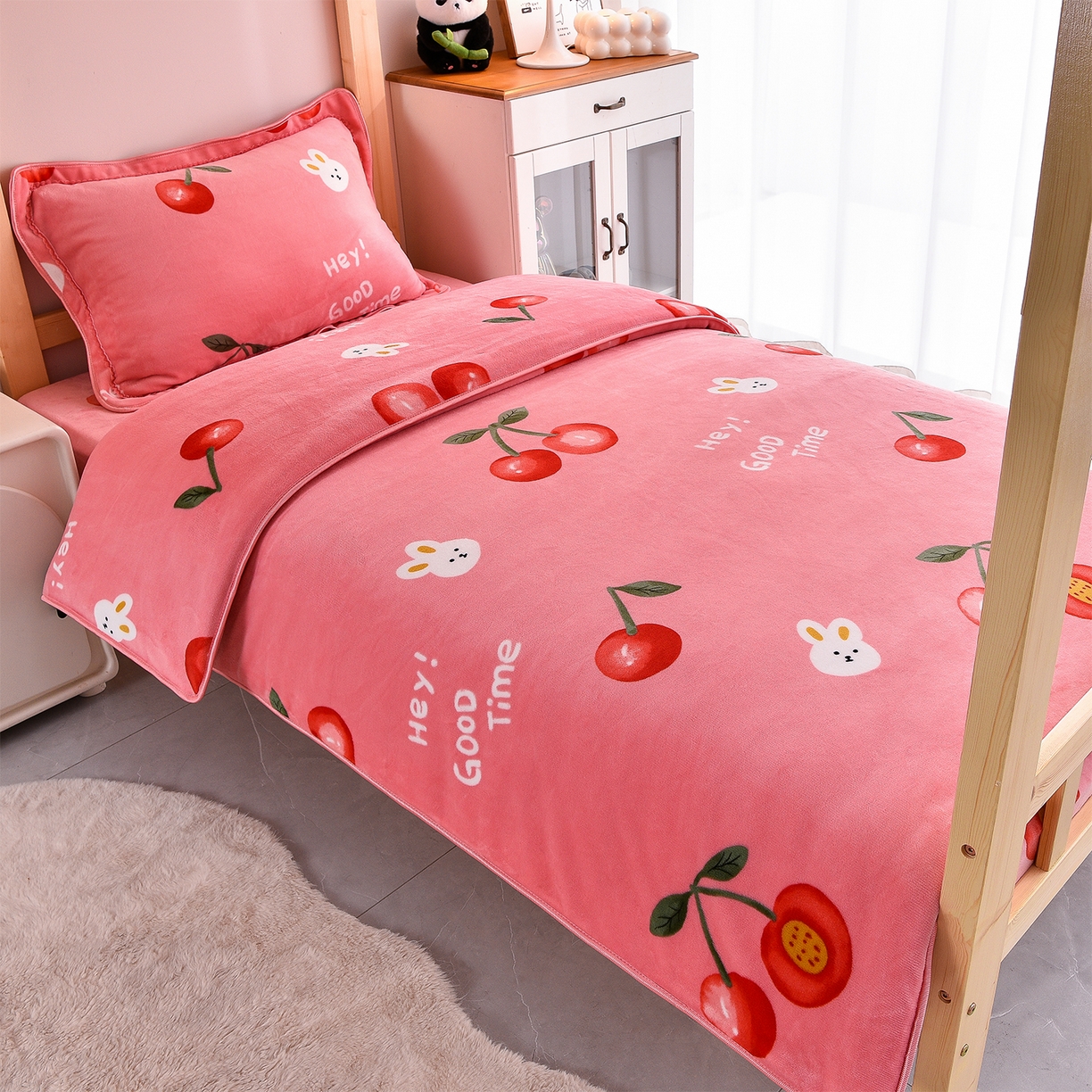 博兰蒂 2025新款床裙款高克重牛奶绒印花学生三件套 樱桃小兔