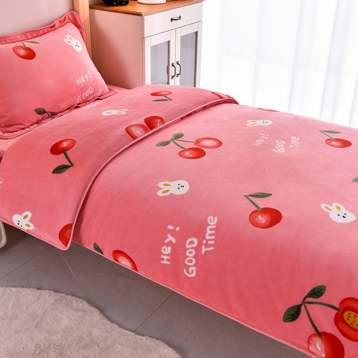 91家纺网 家纺一手货源 找家纺 博兰蒂 2025新款床裙款高克重牛奶绒印花学生三件套 樱桃小兔