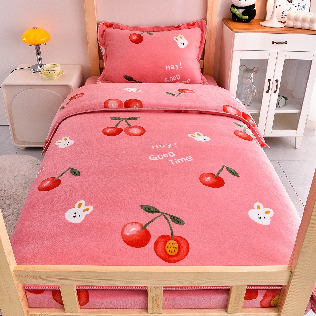 91家纺网 家纺一手货源 找家纺 博兰蒂 2025新款床裙款高克重牛奶绒印花学生三件套 樱桃小兔