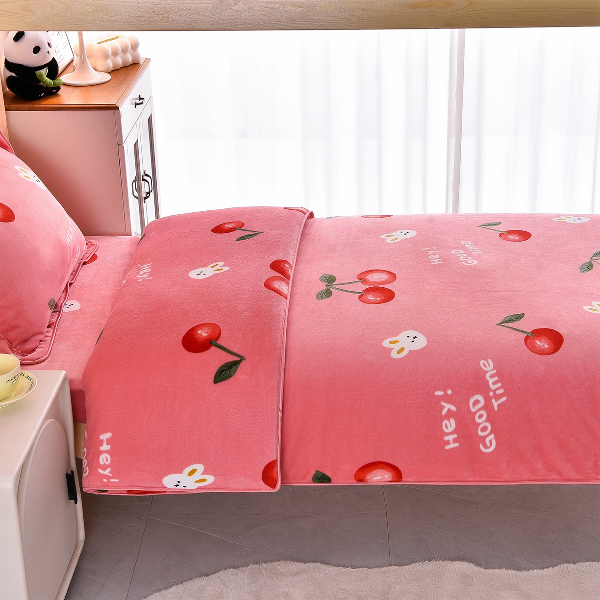 91家纺网 家纺一手货源 找家纺 博兰蒂 2025新款床裙款高克重牛奶绒印花学生三件套 樱桃小兔