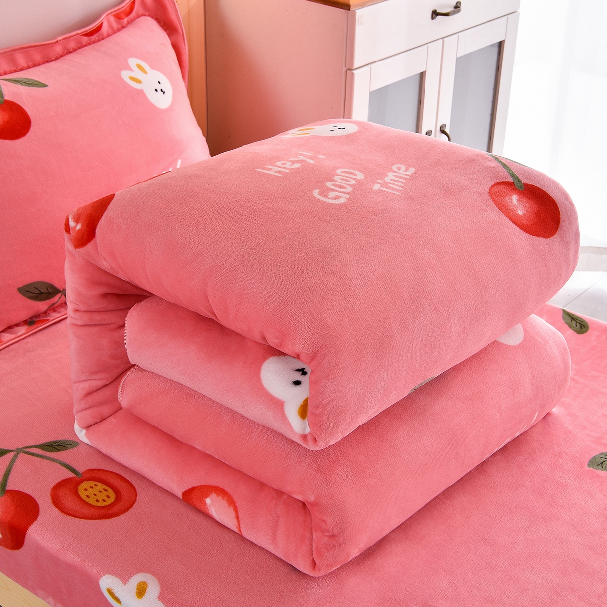 91家纺网 家纺一手货源 找家纺 博兰蒂 2025新款床裙款高克重牛奶绒印花学生三件套 樱桃小兔