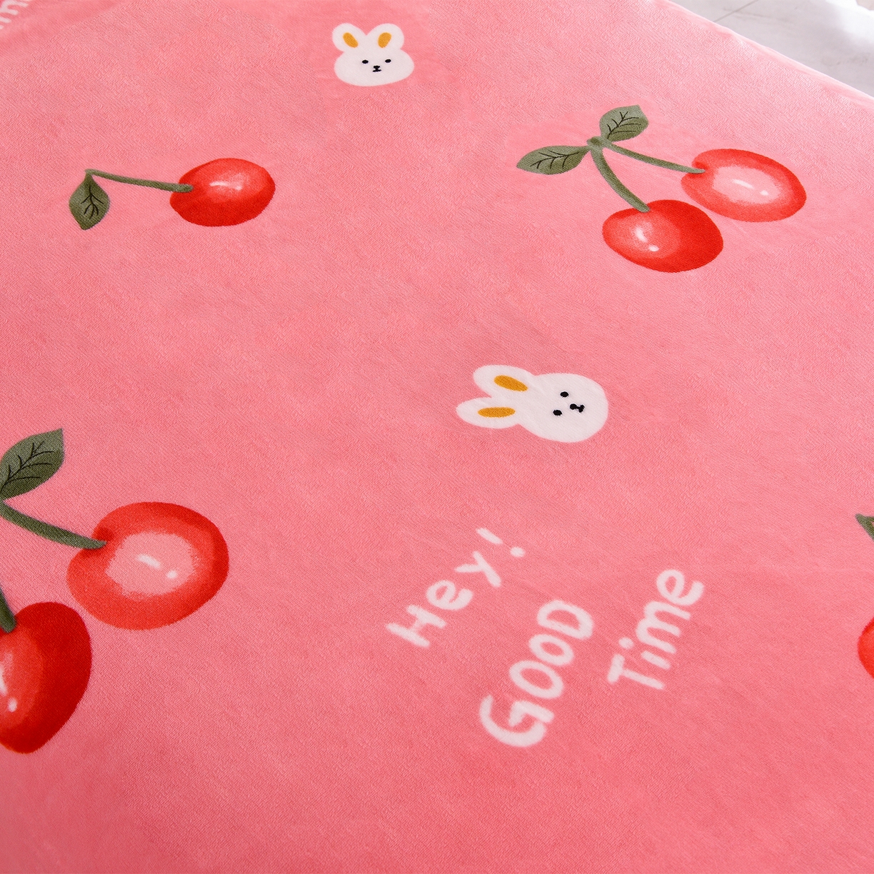 91家纺网 家纺一手货源 找家纺 博兰蒂 2025新款床裙款高克重牛奶绒印花学生三件套 樱桃小兔