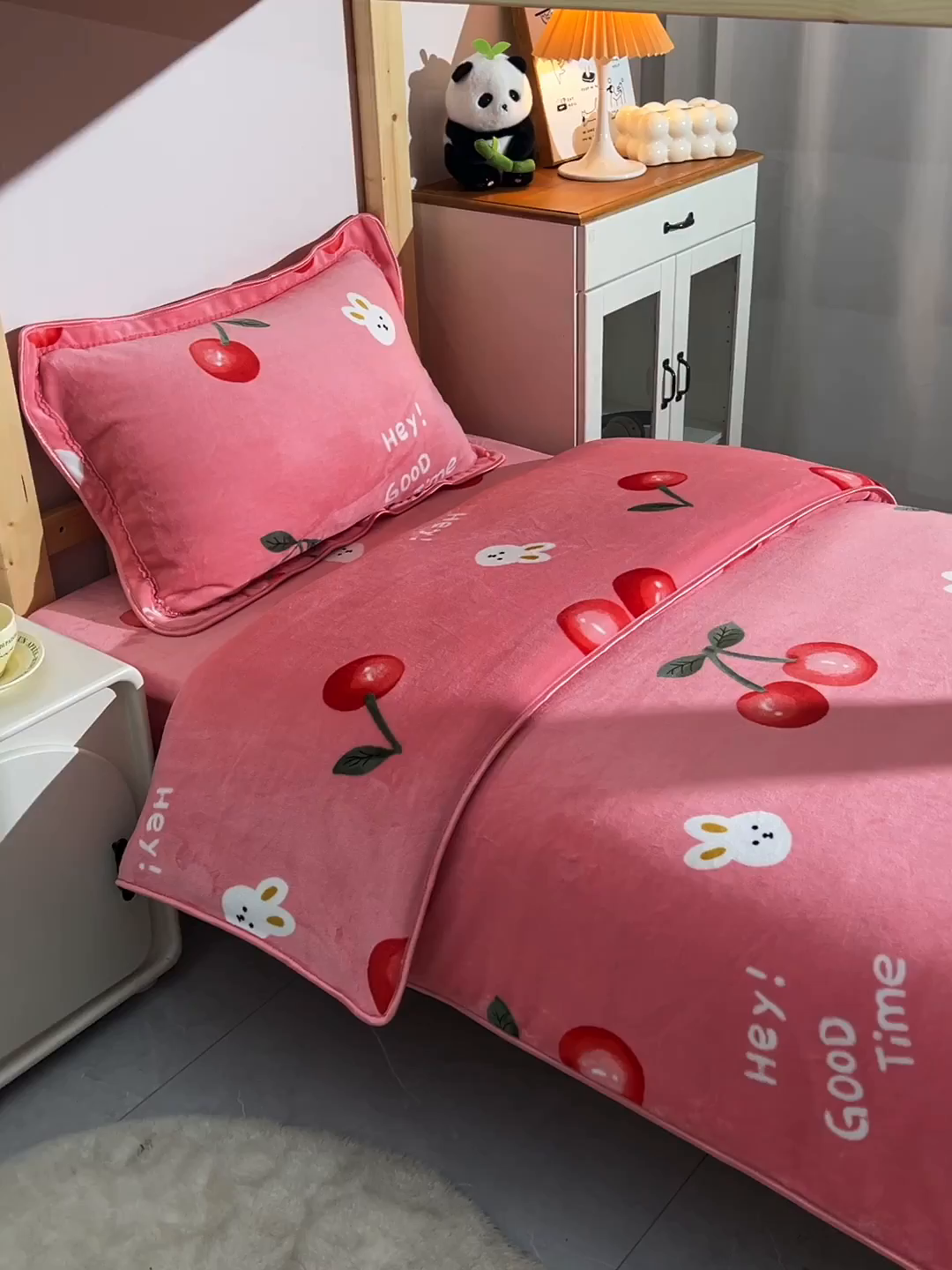 91家纺网 家纺一手货源 找家纺 博兰蒂 2025新款床裙款高克重牛奶绒印花学生三件套 樱桃小兔