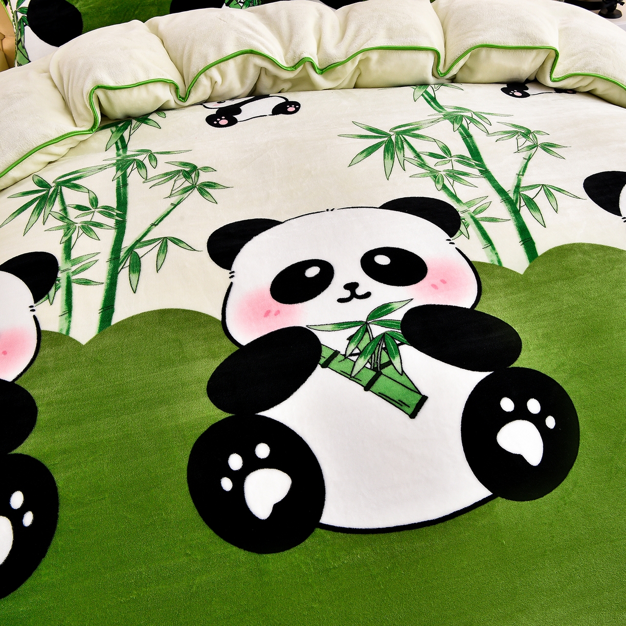 91家纺网 家纺一手货源 找家纺 博兰蒂 2025新款床裙款高克重牛奶绒印花单被套 熊猫-绿