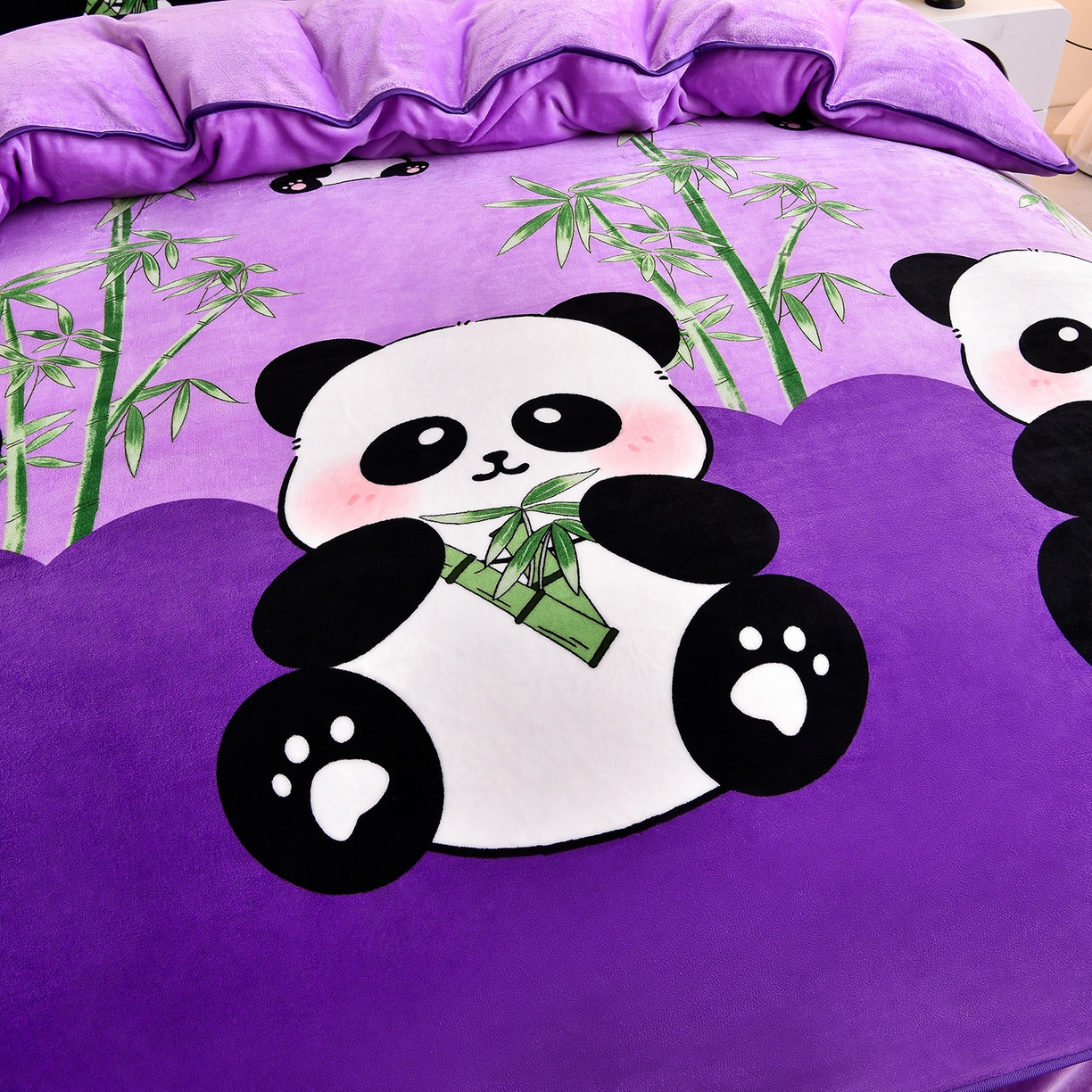 91家纺网 家纺一手货源 找家纺 博兰蒂 2025新款床裙款高克重牛奶绒印花单被套 熊猫-紫