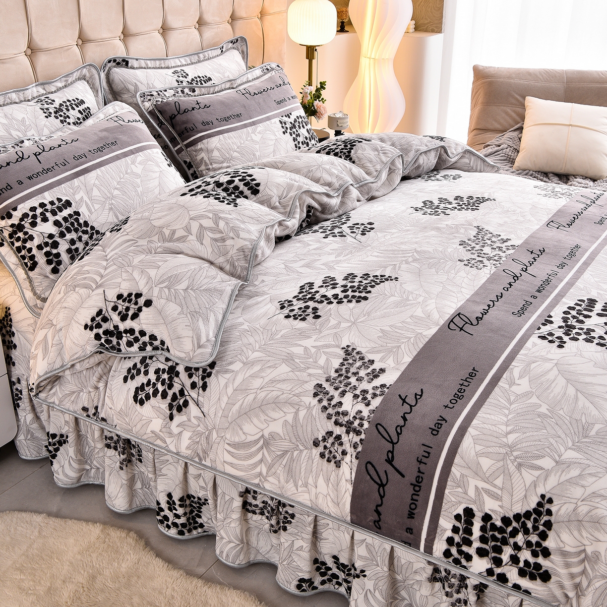 91家纺网 家纺一手货源 找家纺 博兰蒂 2025新款床裙款高克重牛奶绒印花单被套 叶语