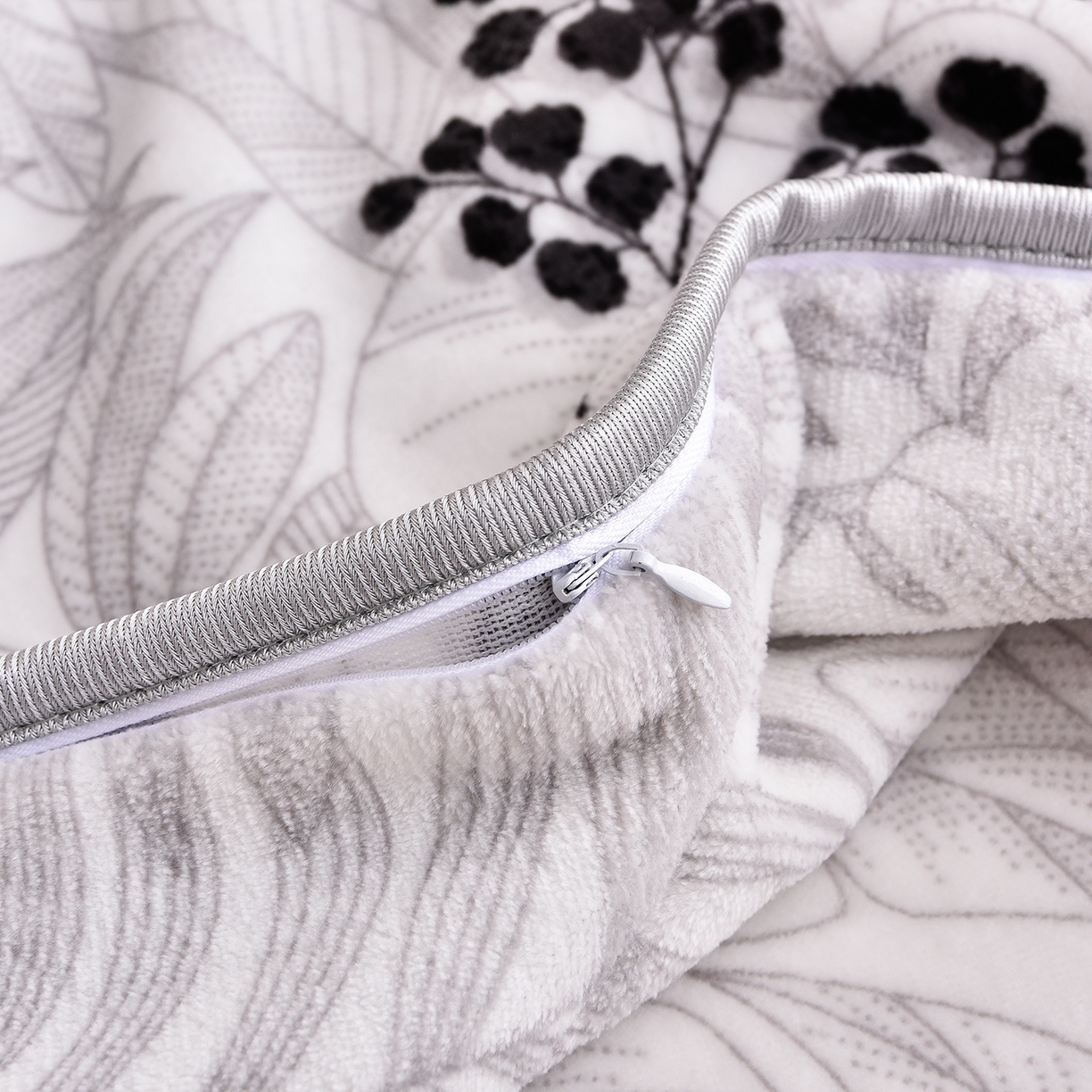 91家纺网 家纺一手货源 找家纺 博兰蒂 2025新款床裙款高克重牛奶绒印花单被套 叶语