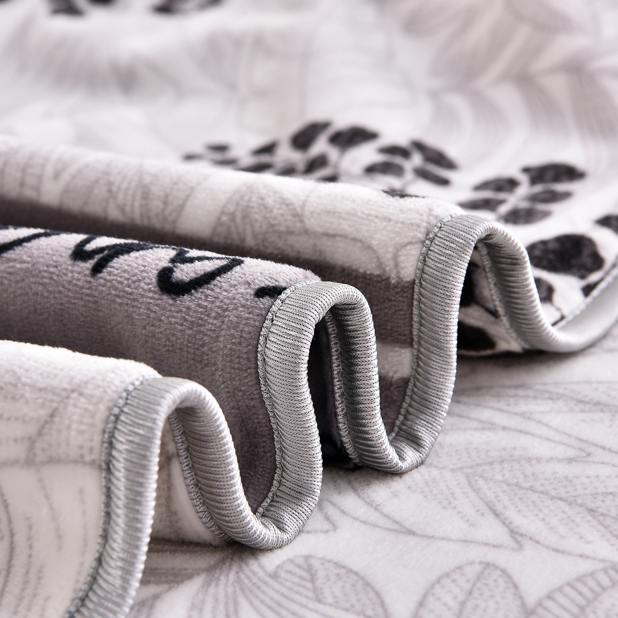 91家纺网 家纺一手货源 找家纺 博兰蒂 2025新款床裙款高克重牛奶绒印花单被套 叶语