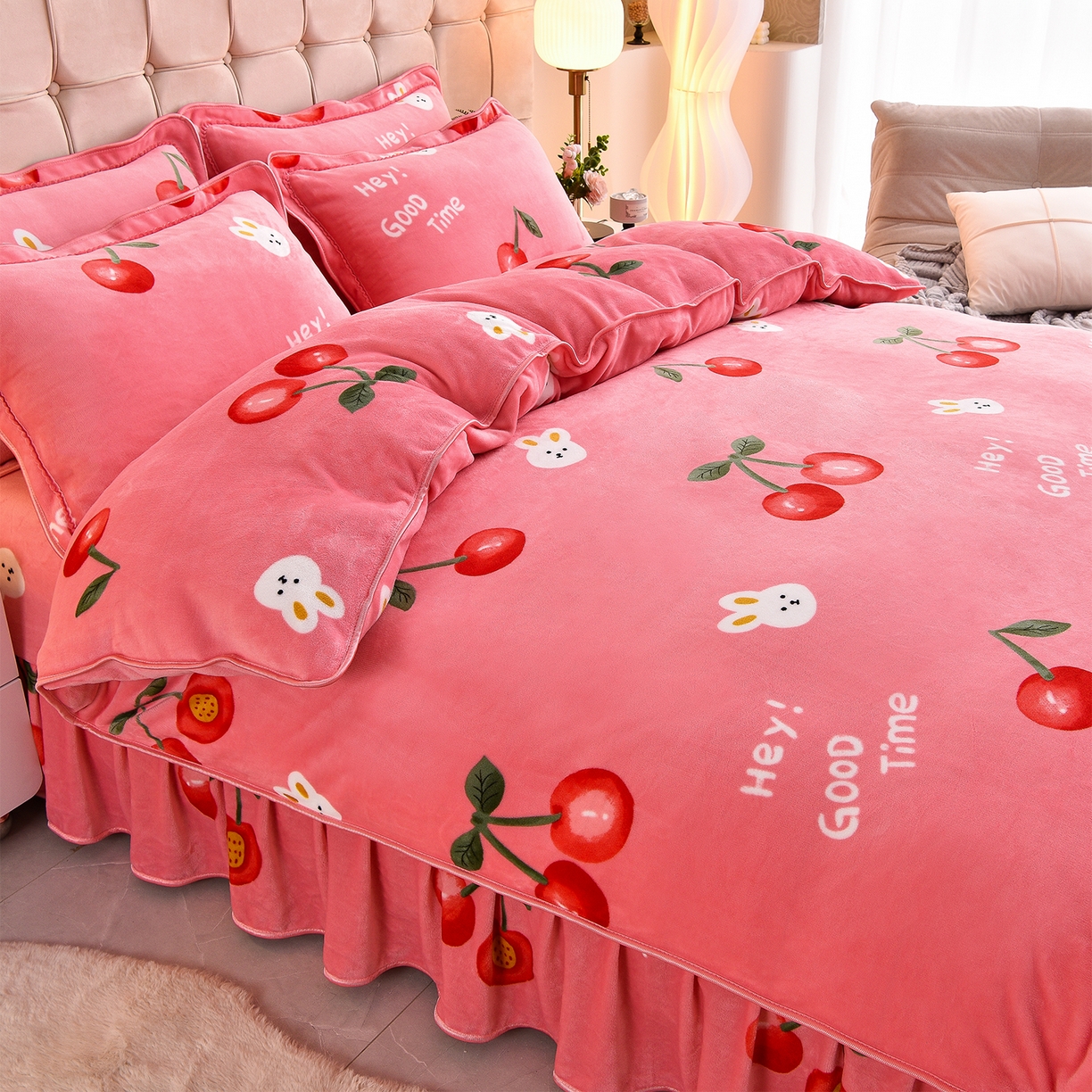 91家纺网 家纺一手货源 找家纺 博兰蒂 2025新款床裙款高克重牛奶绒印花单被套 樱桃小兔