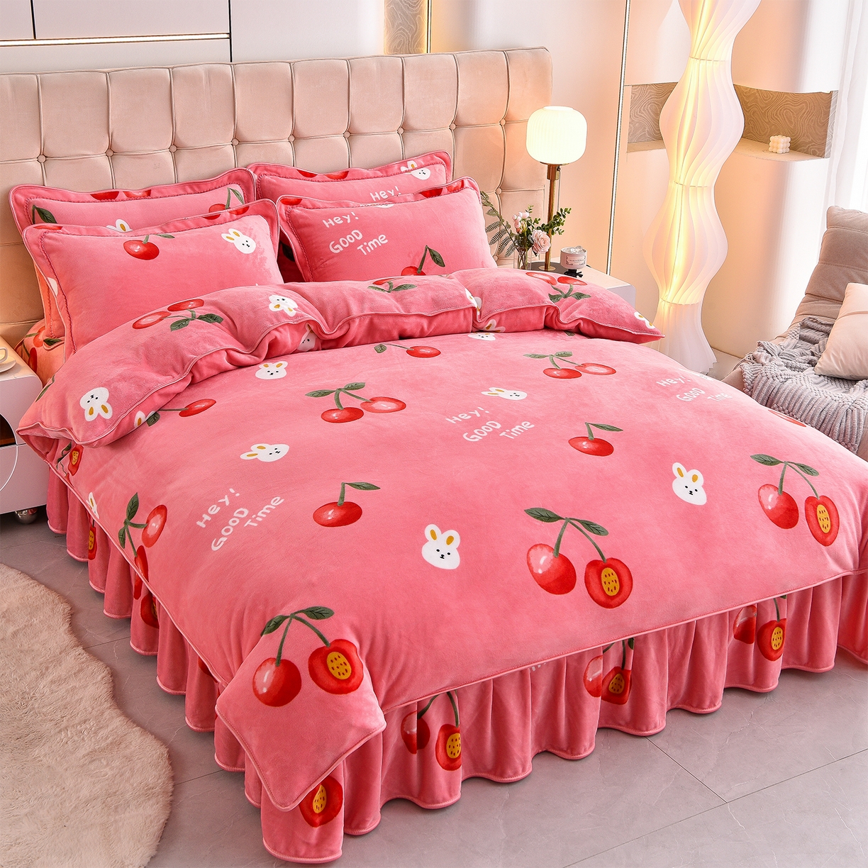 91家纺网 家纺一手货源 找家纺 博兰蒂 2025新款床裙款高克重牛奶绒印花单被套 樱桃小兔