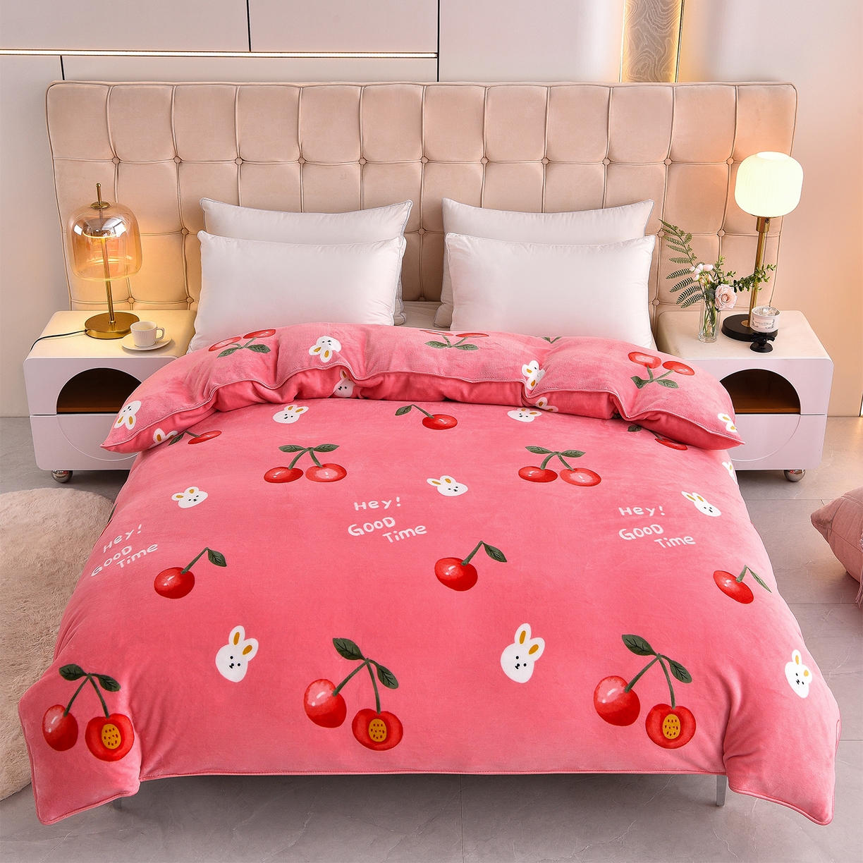 91家纺网 家纺一手货源 找家纺 博兰蒂 2025新款床裙款高克重牛奶绒印花单被套 樱桃小兔