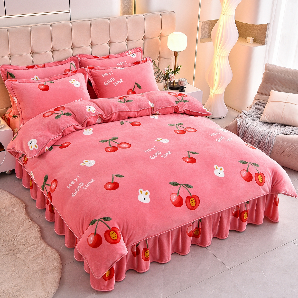 91家纺网 家纺一手货源 找家纺 博兰蒂 2025新款床裙款高克重牛奶绒印花单被套 樱桃小兔