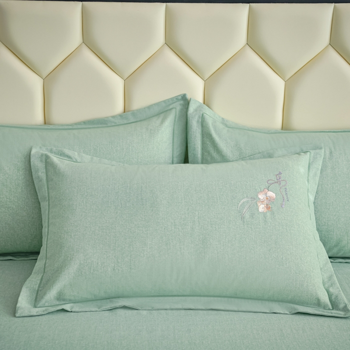 91家纺网 家纺一手货源 找家纺 U品汇 2025新品长绒棉加厚全棉纯棉磨毛刺绣花四件套生态磨毛套件 扶摇-浅灰绿