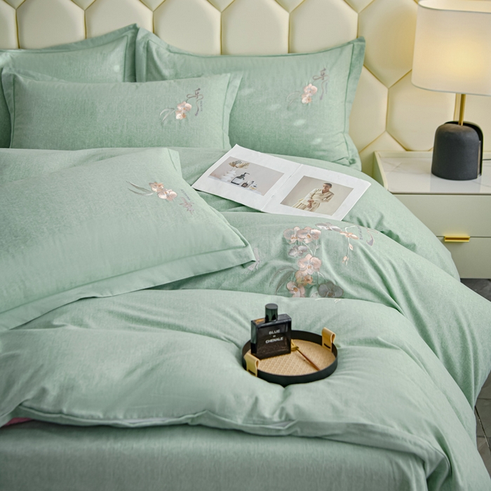 91家纺网 家纺一手货源 找家纺 U品汇 2025新品长绒棉加厚全棉纯棉磨毛刺绣花四件套生态磨毛套件 扶摇-浅灰绿