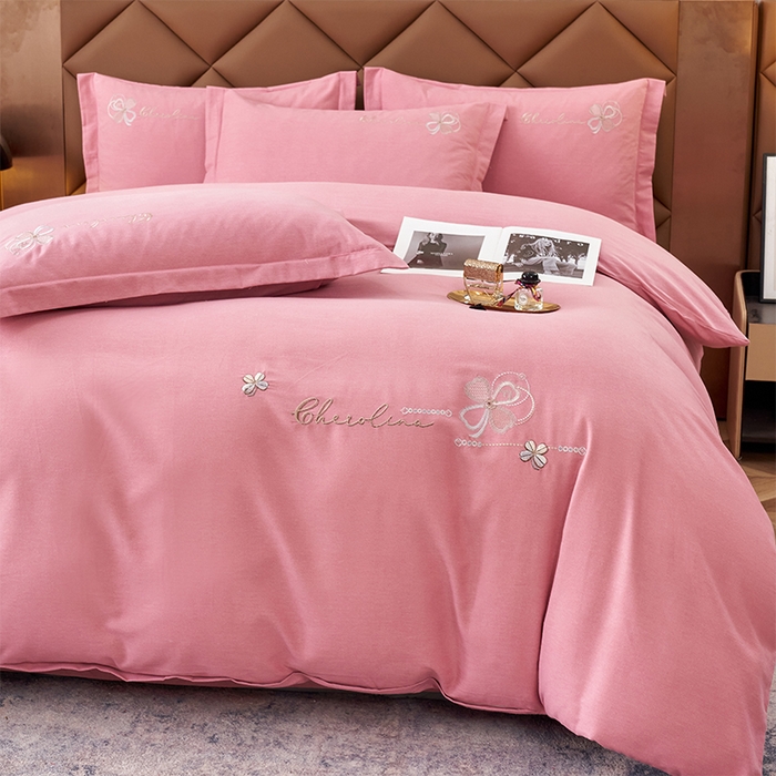 91家纺网 家纺一手货源 找家纺 U品汇 2025新品长绒棉加厚全棉纯棉磨毛刺绣花四件套生态磨毛套件 花季奇缘-香妃粉