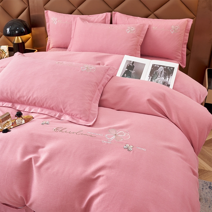 91家纺网 家纺一手货源 找家纺 U品汇 2025新品长绒棉加厚全棉纯棉磨毛刺绣花四件套生态磨毛套件 花季奇缘-香妃粉