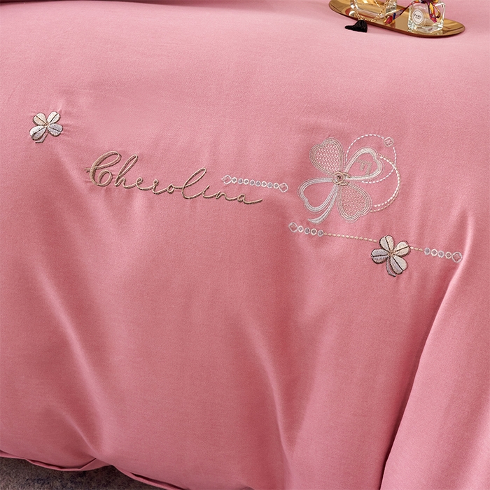 91家纺网 家纺一手货源 找家纺 U品汇 2025新品长绒棉加厚全棉纯棉磨毛刺绣花四件套生态磨毛套件 花季奇缘-香妃粉