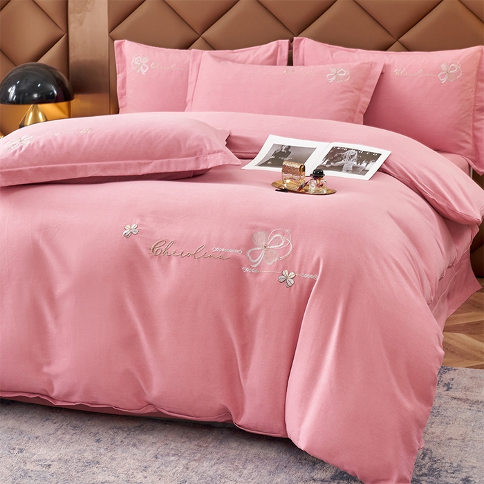 91家纺网 家纺一手货源 找家纺 U品汇 2025新品长绒棉加厚全棉纯棉磨毛刺绣花四件套生态磨毛套件 花季奇缘-香妃粉