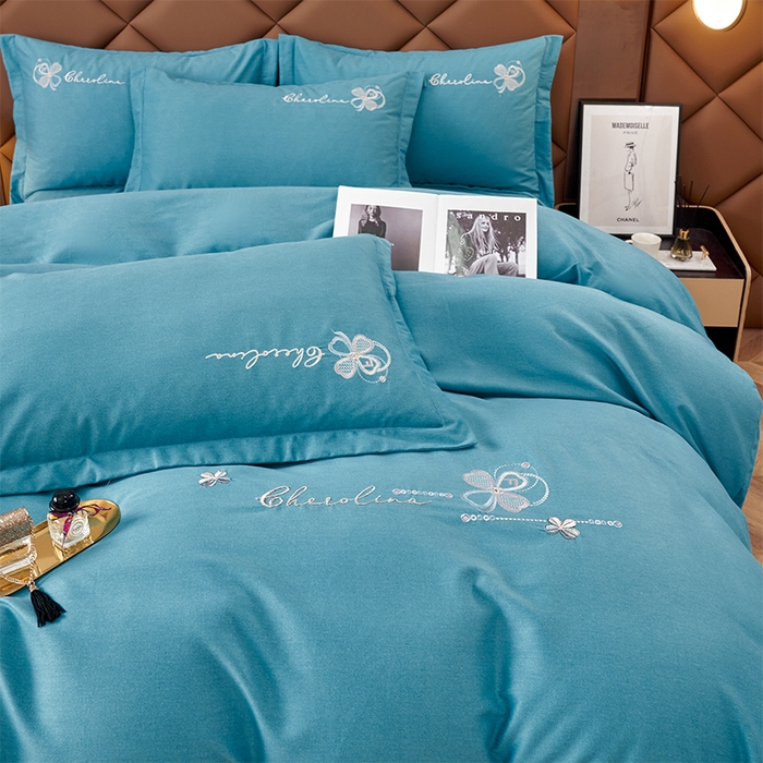 91家纺网 家纺一手货源 找家纺 U品汇 2025新品长绒棉加厚全棉纯棉磨毛刺绣花四件套生态磨毛套件 花季奇缘-月光蓝